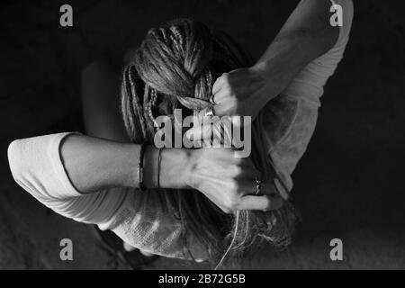 Ragazza trecce Dreadlocks. Trecce di armatura. Vista dall'alto. Foto in bianco e nero Foto Stock