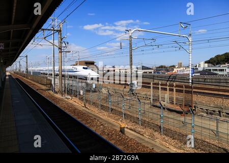 Nagoya, GIAPPONE - 11 marzo 2017 : un treno superveloce Shinkansen in Giappone., Motion Blur di un moderno treno ad alta velocità Shinkansen a Nagoya, Giappone. Foto Stock