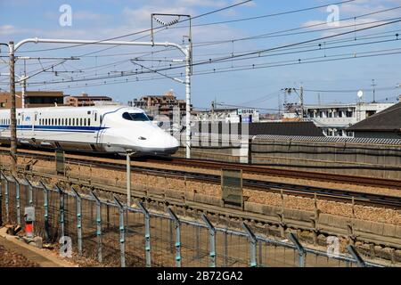 Nagoya, GIAPPONE - 11 marzo 2017 : un treno superveloce Shinkansen in Giappone., Motion Blur di un moderno treno ad alta velocità Shinkansen a Nagoya, Giappone. Foto Stock