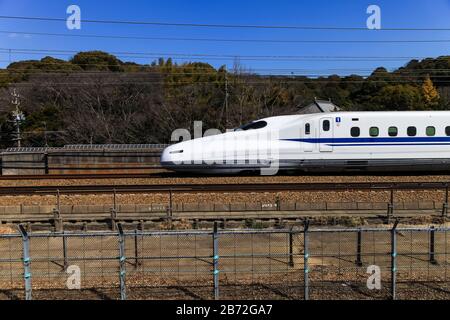 Nagoya, GIAPPONE - 11 marzo 2017 : un treno superveloce Shinkansen in Giappone., Motion Blur di un moderno treno ad alta velocità Shinkansen a Nagoya, Giappone. Foto Stock