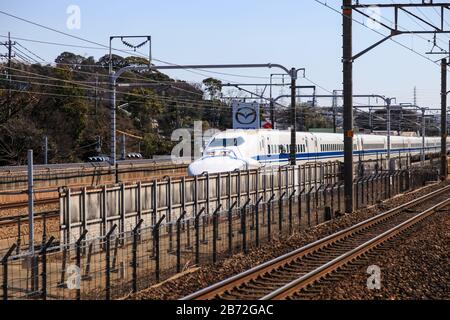 Nagoya, GIAPPONE - 11 marzo 2017 : un treno superveloce Shinkansen in Giappone., Motion Blur di un moderno treno ad alta velocità Shinkansen a Nagoya, Giappone. Foto Stock