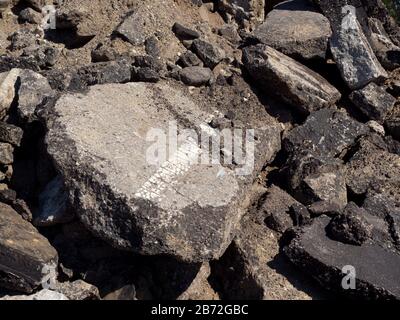 Calcestruzzo e asfalto Tarmac strada macerie dopo la demolizione, ampio tratto di strada con linea bianca solida dipinta sulla superficie Foto Stock