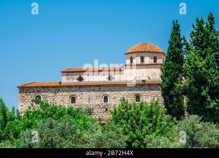 Moschea vicino al Tempio di Apollo a Didyma, Turchia, in una giornata estiva soleggiata Foto Stock