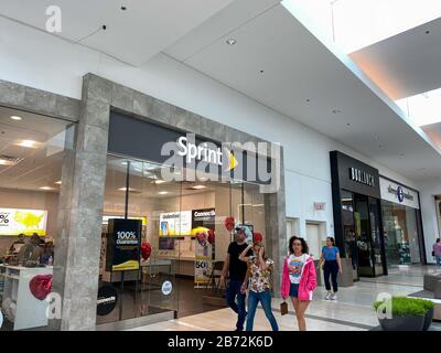 Orlando, FL/USA - 2/17/20: Un negozio Sprint in un centro commerciale a Orlando, Florida. Sprint, un'azienda di telecomunicazioni americana che fornisce il servizio wireless Foto Stock