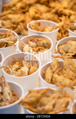 Granchio fritto profondo nel mercato di Myeongdong, Seoul, Corea del Sud Foto Stock