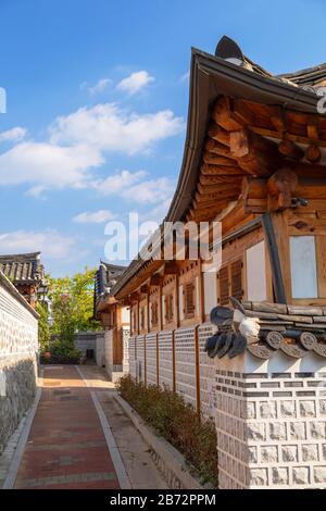 Case tradizionali nel villaggio di Bukchon Hanok, Seoul, Corea del Sud Foto Stock