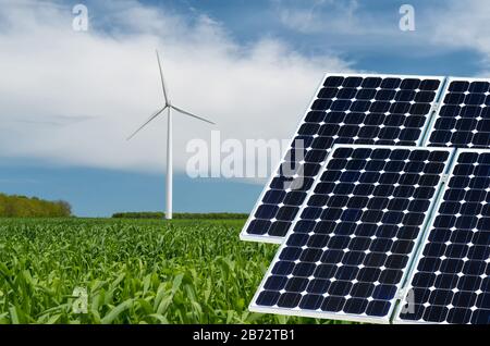 Collage fotografico di pannelli solari contro lo sfondo dei raccolti - immagine concettuale Foto Stock