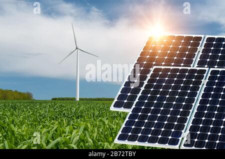 Collage fotografico di pannelli solari contro lo sfondo dei raccolti - immagine concettuale Foto Stock