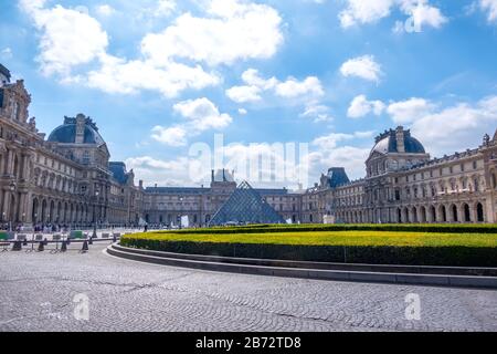 Francia. Giorno d'estate nel cortile del Louvre di Parigi. Grande aiuole con cespugli tagliati Foto Stock