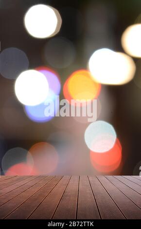 Piattaforma in legno e luce da strada defocus. Foto Stock