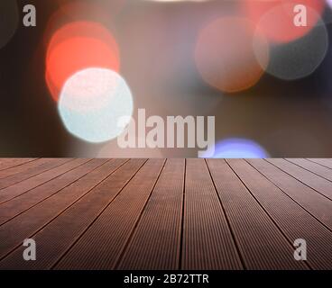 Piattaforma in legno e luce da strada defocus. Foto Stock