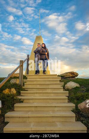 Due turisti donne in piedi in cima alle scale che conducono al faro panoramico sulla penisola di Fleurieu a Victor Harbor, Australia Meridionale. Foto Stock