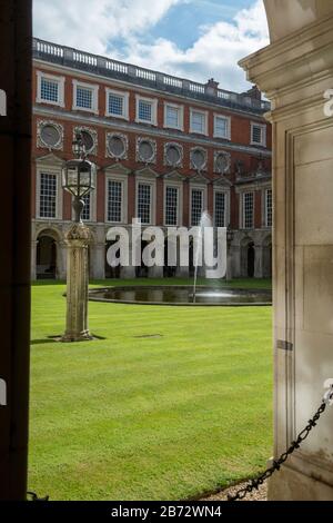 Il Fountain Court all'Hampton Court Palace - disegnato da Sir Christopher Wren in stile barocco Foto Stock