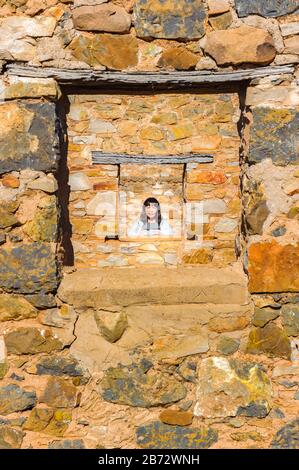 Viste turistiche femminili ammirando la vecchia casa di Kanyaka e le rovine di gestione delle pecore a nord di Quorn, nell'Australia del Sud. Foto Stock