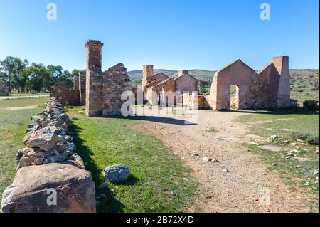 Viste turistiche femminili ammirando la vecchia casa di Kanyaka e le rovine di gestione delle pecore a nord di Quorn, nell'Australia del Sud. Foto Stock