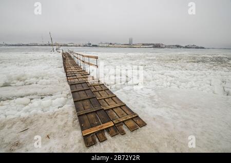 Traversata per pedoni su ghiaccio attraverso il fiume. Russia, Arkhangelsk Foto Stock