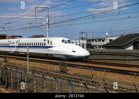 Nagoya, GIAPPONE - 11 marzo 2017 : un treno superveloce Shinkansen in Giappone., Motion Blur di un moderno treno ad alta velocità Shinkansen a Nagoya, Giappone. Foto Stock