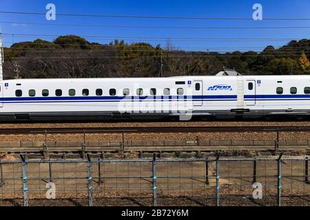 Nagoya, GIAPPONE - 11 marzo 2017 : un treno superveloce Shinkansen in Giappone., Motion Blur di un moderno treno ad alta velocità Shinkansen a Nagoya, Giappone. Foto Stock