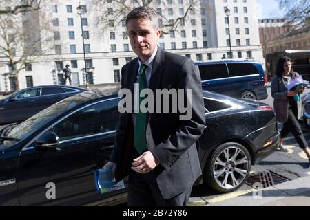 (200313) -- LONDRA, 13 marzo 2020 (Xinhua) -- il segretario britannico per l'istruzione Gavin Williamson arriva all'Ufficio del Gabinetto per partecipare ad una riunione di emergenza del comitato COBRA a Londra, in Gran Bretagna, il 12 marzo 2020. Il governo britannico ha annunciato giovedì che il paese è passato dalla fase di "contenimento" a "delay" in risposta all'epidemia COVID-19, che vedrà più misure di "allontanamento sociale". L'epidemia di COVID-19 è "la peggiore crisi della sanità pubblica per una generazione", ha detto ai giornalisti il primo ministro britannico Boris Johnson dopo una riunione di emergenza della commissione COBRA. (Foto di Ray Foto Stock