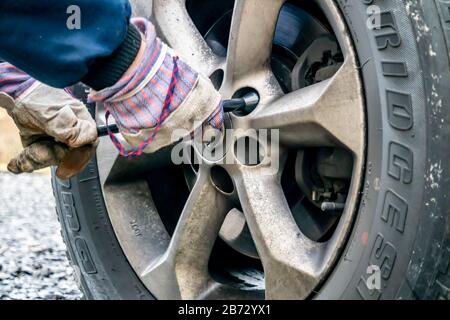 PORTNOO, COUNTY DONEGAL - GENNAIO 24 2020 - pneumatico piatto a causa della vite. Foto Stock