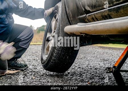 PORTNOO, COUNTY DONEGAL - GENNAIO 24 2020 - pneumatico piatto a causa della vite. Foto Stock