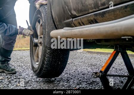 PORTNOO, COUNTY DONEGAL - GENNAIO 24 2020 - pneumatico piatto a causa della vite. Foto Stock