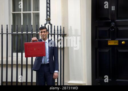 Rishy Sunak, Cancelliere dello scacchiere, lasciando Downing Street prima di consegnare il suo primo bilancio, 11 marzo 2020 Foto Stock