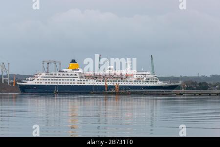 Ringaskiddy, Cork, Irlanda. 13 Marzo 2020. Nave da crociera Saga Sapphire come lei fa la sua strada verso il suo ormeggio a Ringaskiddy. Con 752 passeggeri a bordo, era originariamente destinata ad ormeggiare a Cobh, ma con nuove misure in atto per combattere la diffusione di Covid-19 il suo ormeggio fu cambiato in Ringaskiddy, Co. Cork, Irlanda. - Credito; David Creedon / Alamy Live News Foto Stock