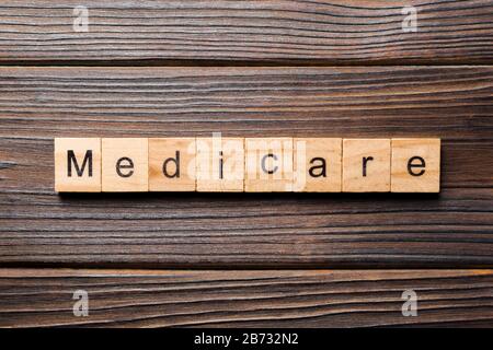 Medicare parola scritta sul blocco di legno. medicare testo sul tavolo, concetto. Foto Stock