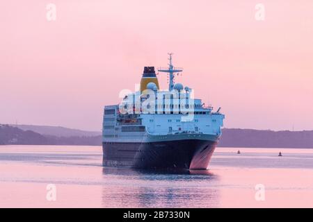 Cobh, Cork, Irlanda. 13 Marzo 2020 . La nave da crociera Saga Sapphire fa la sua strada fino al porto prima dell'alba. Con 752 passeggeri era originariamente destinata ad ormeggiare a Cobh, ma con nuove misure in atto per combattere la diffusione di Covid-19 il suo ormeggio fu cambiato in Ringaskiddy, Co. Cork, Irlanda. - Credito; David Creedon / Alamy Live News Foto Stock