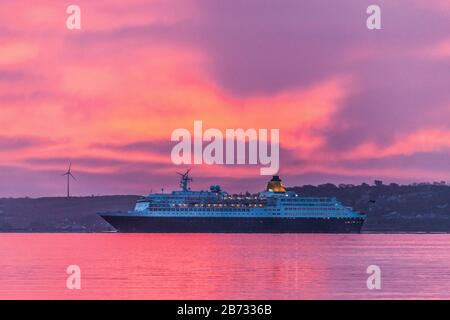 Cobh, Cork, Irlanda. 13 Marzo 2020 . La nave da crociera Saga Sapphire fa la sua strada fino al porto prima dell'alba. Con 752 passeggeri era originariamente destinata ad ormeggiare a Cobh, ma con nuove misure in atto per combattere la diffusione di Covid-19 il suo ormeggio fu cambiato in Ringaskiddy, Co. Cork, Irlanda. - Credito; David Creedon / Alamy Live News Foto Stock