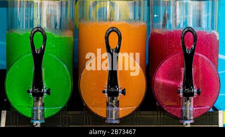 Tre sapori di grenadina fresca in vendita in estate - immagine Foto Stock