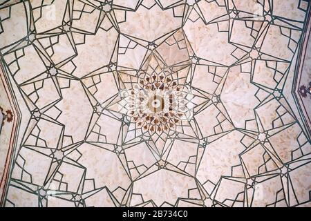 Decorazione geometrica di architettura islamica. Particolare di mosaico di piastrelle di ceramica in Jama Masjid Moschea nella vecchia Delhi, India. Foto Stock