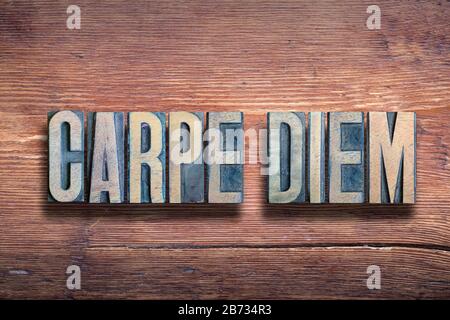 carpe diem - famoso antico poeta romano Horace citazione con significato - cogliere il giorno, fatto da tipo letterpress legno su legno grunge Foto Stock