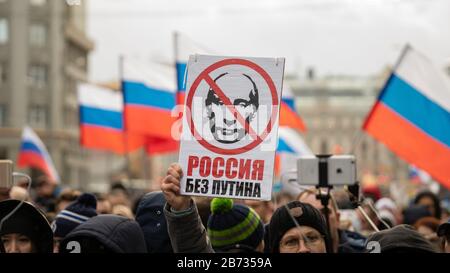 Mosca, RUSSIA - 29 FEBBRAIO 2020, marzo in memoria di Boris Nemtsov. Bandiere della Russia, persone e Poster con testo: 'Russia senza Putin' Foto Stock