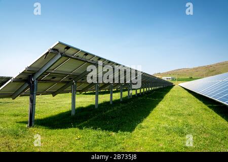 Retro di un pannello solare, fotovoltaico, fonte di energia elettrica alternativa - concetto di risorse sostenibili Foto Stock