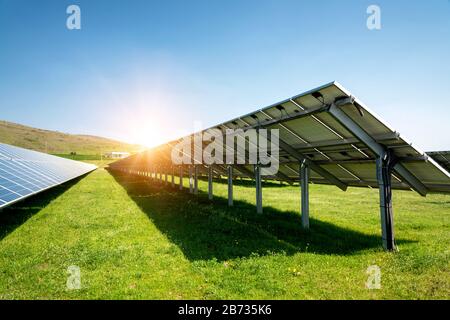 Retro di un pannello solare, fotovoltaico, fonte di energia elettrica alternativa - concetto di risorse sostenibili Foto Stock