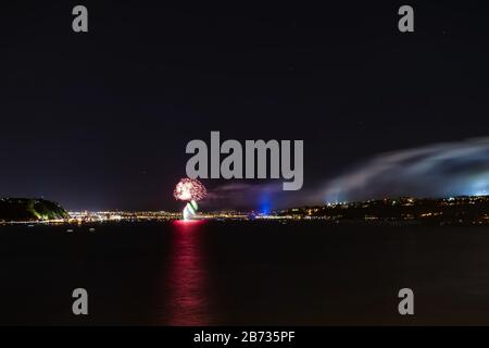 fuochi d'artificio all'orizzonte del porto di quebec Foto Stock
