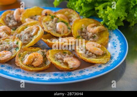 Banh Khot- piccolo pancake vietnamita di gamberi servito con verdure Foto Stock