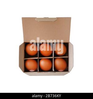 Uova di pollo marroni in scatola di cartone isolata su sfondo bianco. Uova nel pacchetto. Vista ravvicinata. Foto Stock