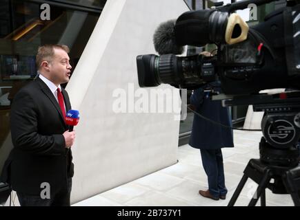 Bryan Swanson, Chief News Reporter per Sky Sports News durante una trasmissione dal vivo presso gli uffici della Premier League di Londra. Foto Stock