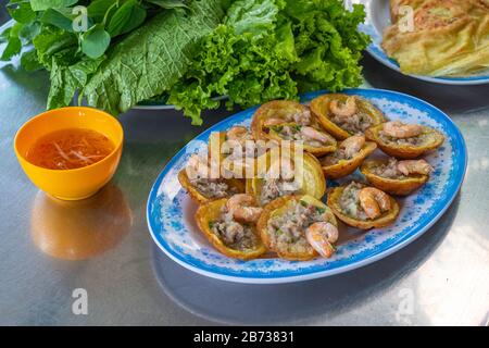Deliziosi gamberi vietnamiti fritti fritti fritti molto piccoli fritti - Banh Khot Foto Stock