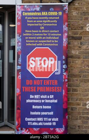 Berkhamsted, Hertfordshire, Regno Unito. 13 Marzo 2020. L’NHS in Inghilterra ha dato segnali agli interventi chirurgici del medico nei confronti dei pazienti in ingresso, se pensano di avere i sintomi di Coronavirus. Un intervento chirurgico a Berkhamsted, Hertfordshire, mostra i segnali fuori dall'ingresso. Foto: © David Levenson/Alamy Live News Foto Stock