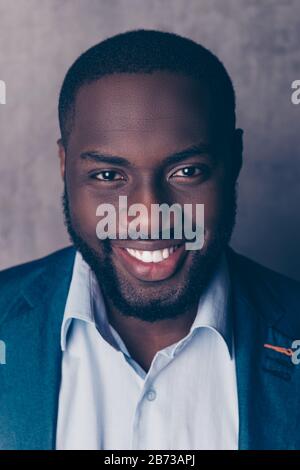 Primo piano ritratto di bell'uomo afroamericano barbuto in formalwear sorridente. Foto Stock