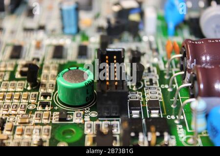 Vista dettagliata del circuito elettronico della scheda PCB o scheda di circuito stampato Foto Stock