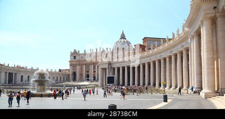 Editoriale Piazza San Pietro, Città del Vaticano-17.06.2019: I turisti visitano il famoso punto di riferimento in estate. Foto Stock