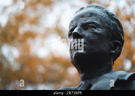 Statua di busto del re Baudouin (Koning Boudewijn - Roi Baudouin) del Belgio con sfondo autunnale Foto Stock