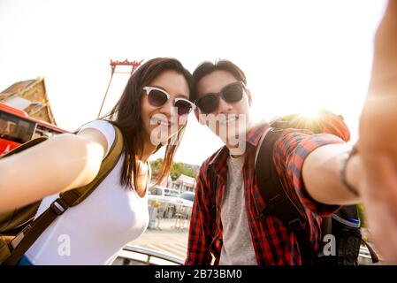 Coppia asiatica turisti che prendono selfie mentre viaggiano in vacanze estive a Bangkok Thailandia Foto Stock