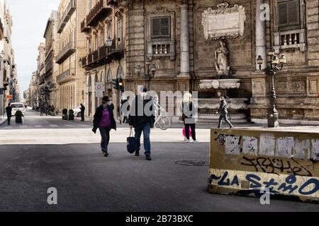 Persone che camminano attraverso quattro Canti a Palermo, Sicilia, durante la pandemia di coronavirus marzo 2020 Foto Stock