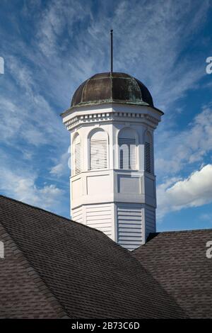 Cupola Intarchiata Sul Tetto Sotto I Cieli Blu Foto Stock